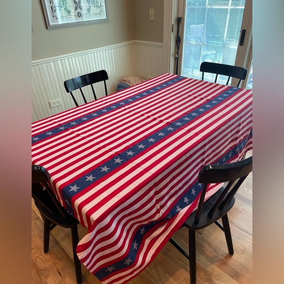 Sur la table Patriotic Stars and Stripes tablecloth - Picture 4 of 9